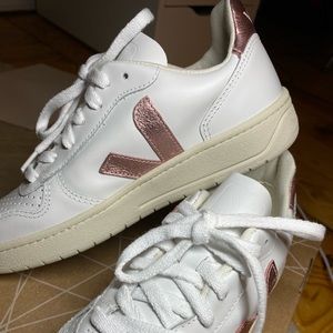 NWT VEJA V-10 Low-Top Sneakers size 38